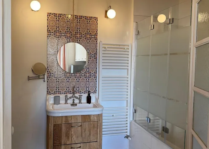 The Sequoia - Charming Canut *